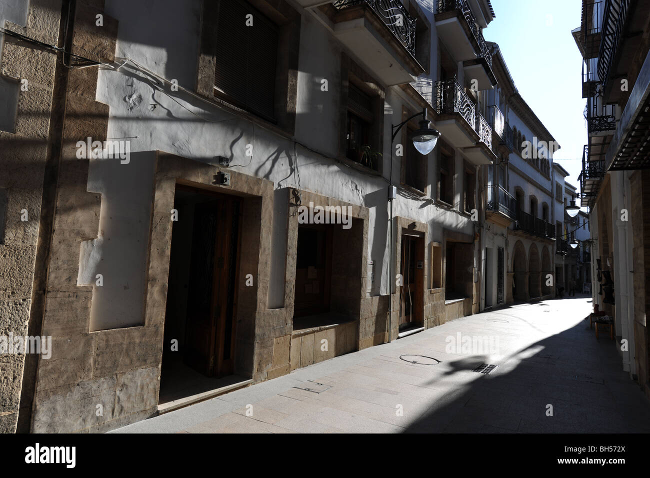 Straßenszene in der Altstadt, Javea / Xabia, Provinz Alicante, Comunidad Valenciana, Spanien Stockfoto