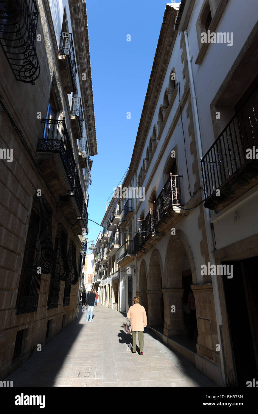 Straßenszene in der Altstadt, Javea / Xabia, Provinz Alicante, Comunidad Valenciana, Spanien Stockfoto