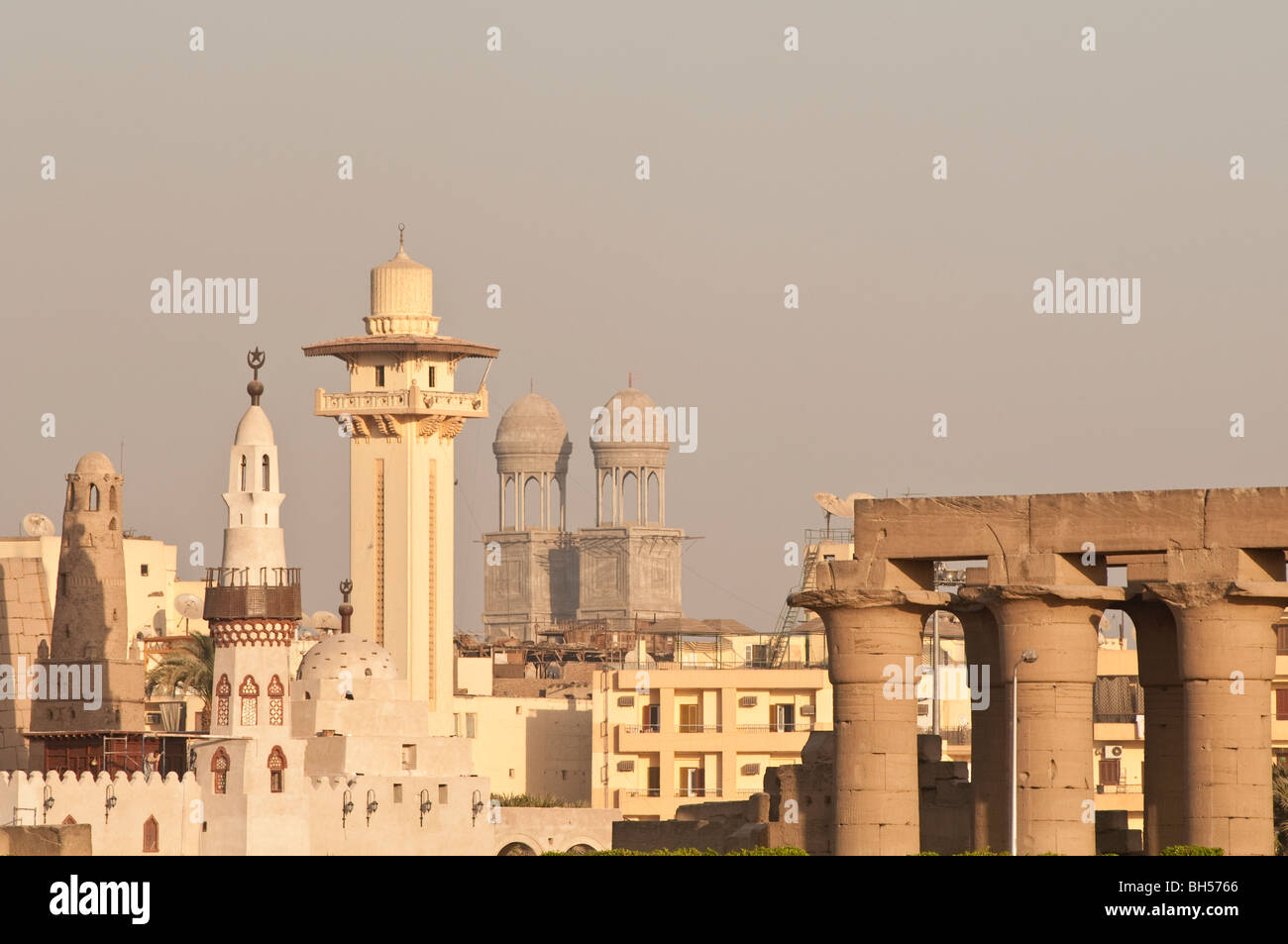 Skyline von Abu al-Haggag Moschee und Luxor-Tempel in Luxor, Ägypten, Afrika Stockfoto