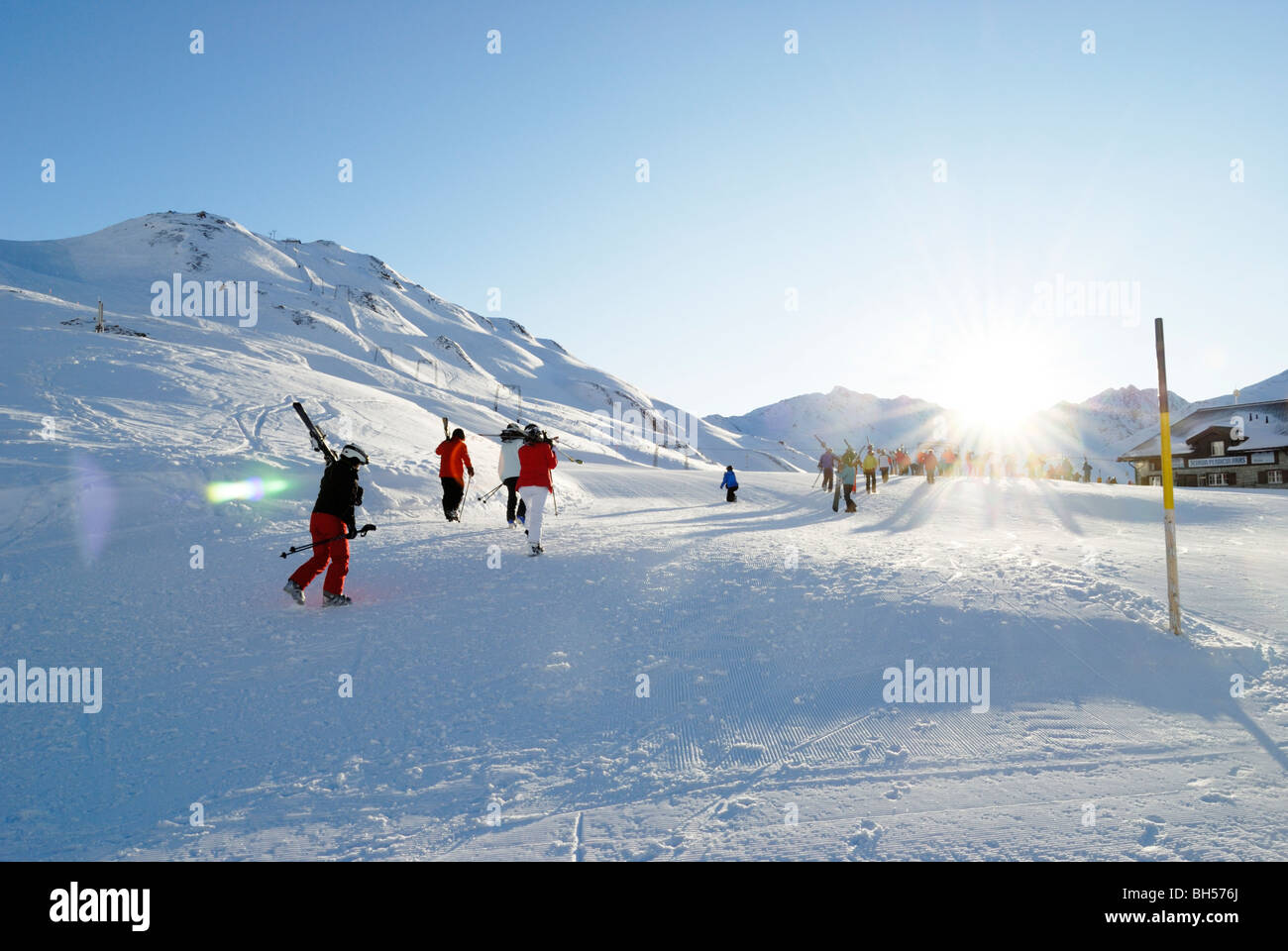Skifahrer zu Fuß in Richtung Skilifte am Morgen, Oberalppass, Schweizer Alpen Stockfoto