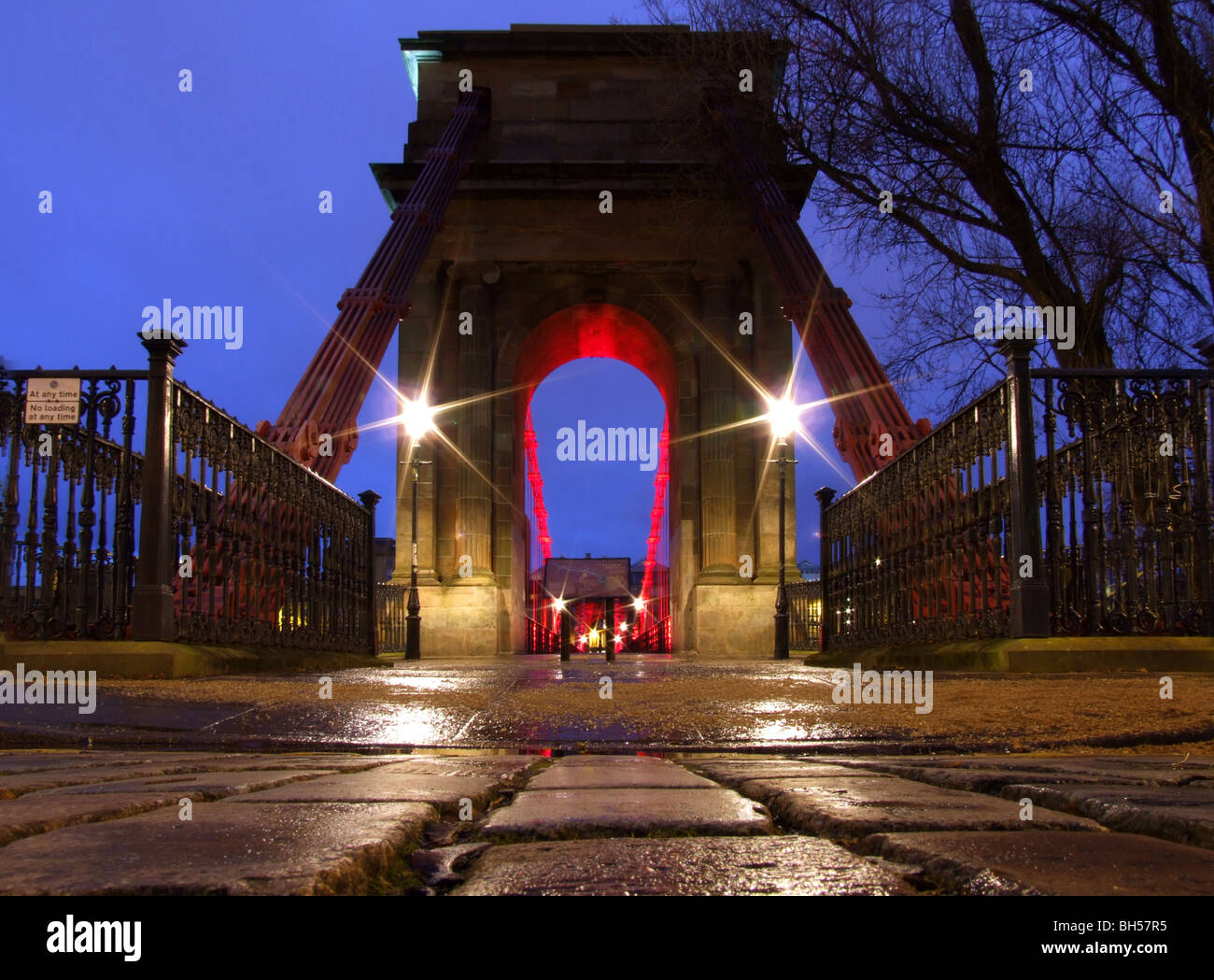 Niedrigen Winkel Ansicht von South Portland Street rot Hängebrücke über den Fluss Clyde in der Nacht, Glasgow Stockfoto