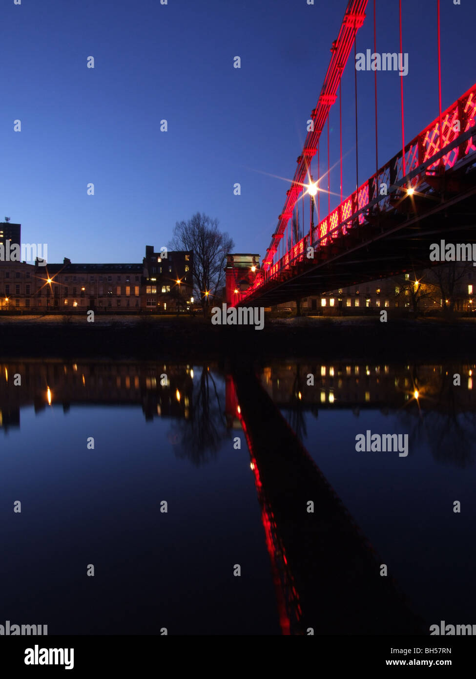 South Portland Street rot Hängebrücke über den Fluss Clyde, bei Sonnenaufgang, Glasgow Stockfoto