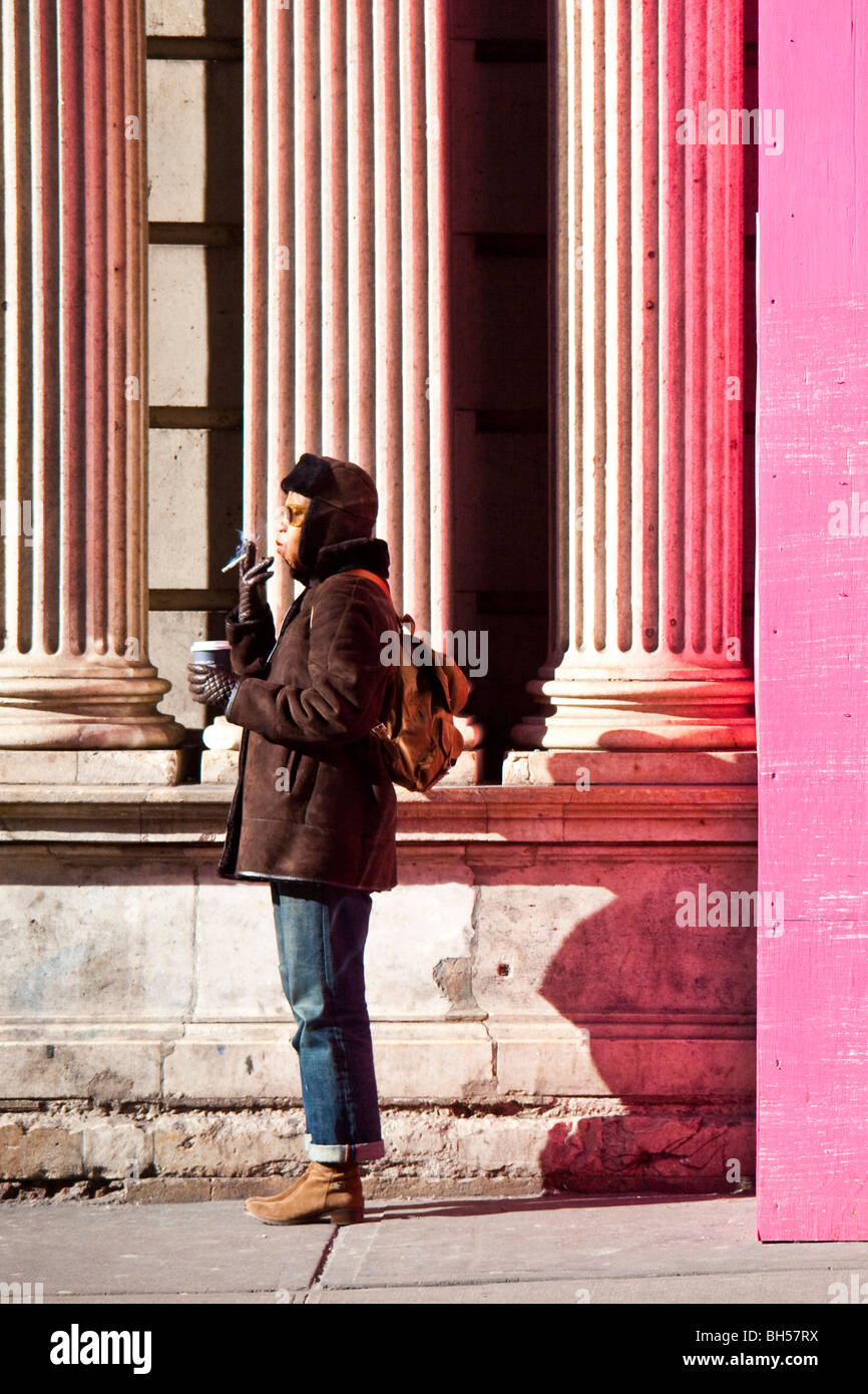 Frau raucht in Soho, New York City Stockfoto