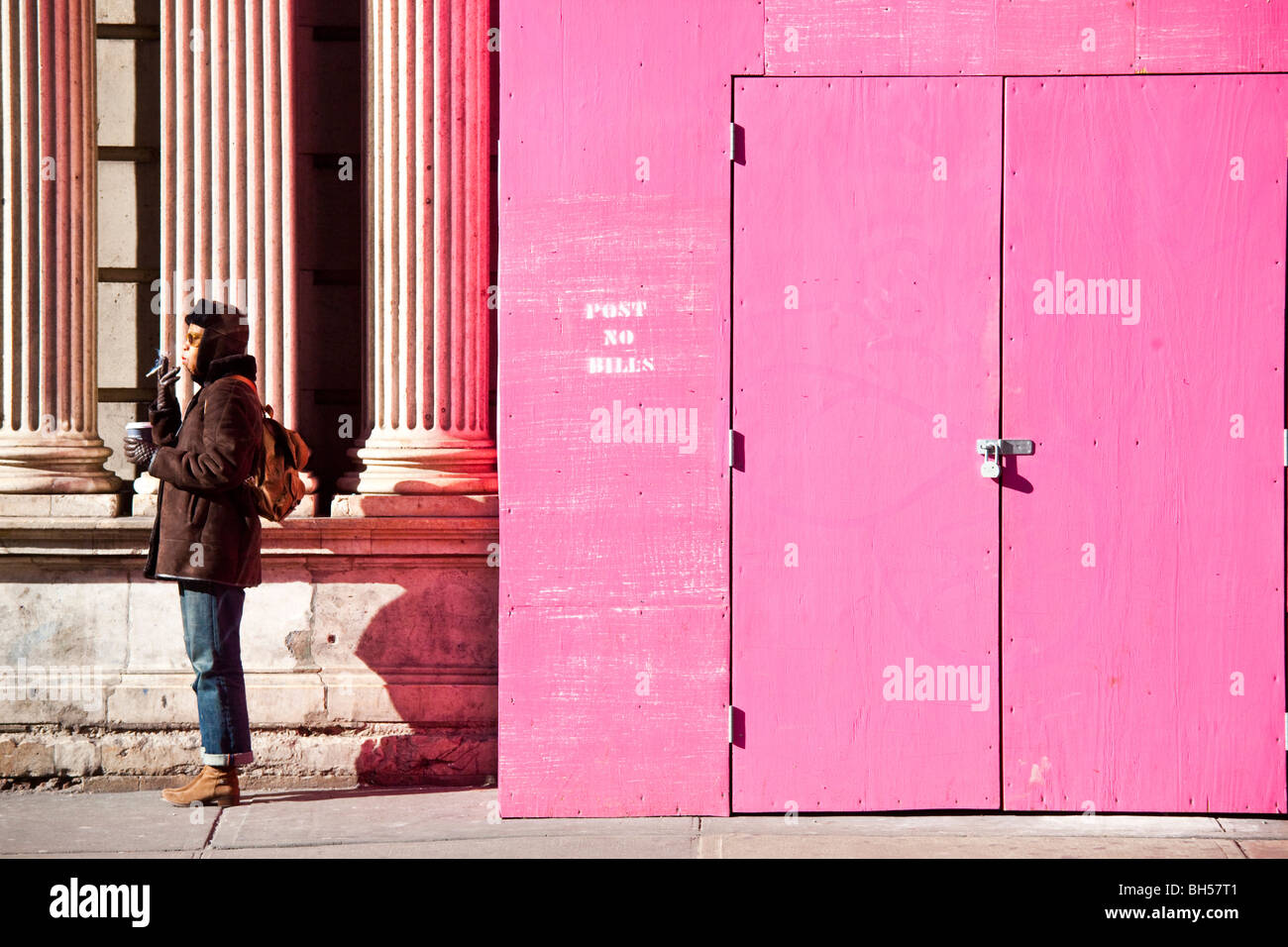 Frau raucht in Soho, New York City Stockfoto