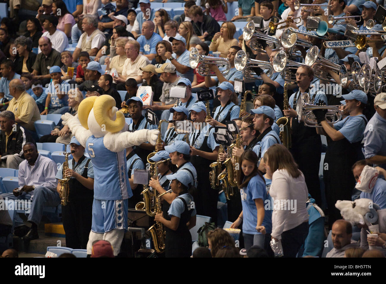 Tarheel Maskottchen "Ramses" leitet die Band bei Basketball-Spiel Stockfoto