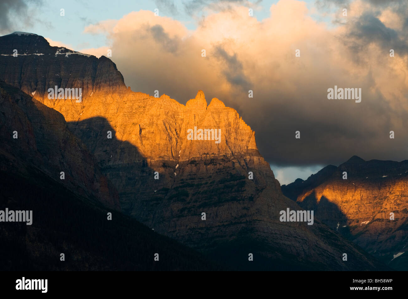 Dramatische goldenen Sonnenaufgang Licht auf Dusty Star Mountain Stockfoto