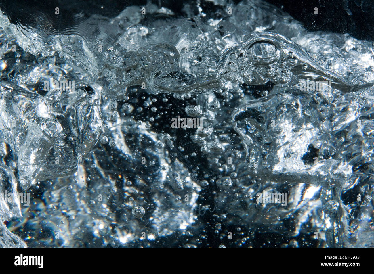 Wasser kocht in einem Glasbehälter Stockfoto