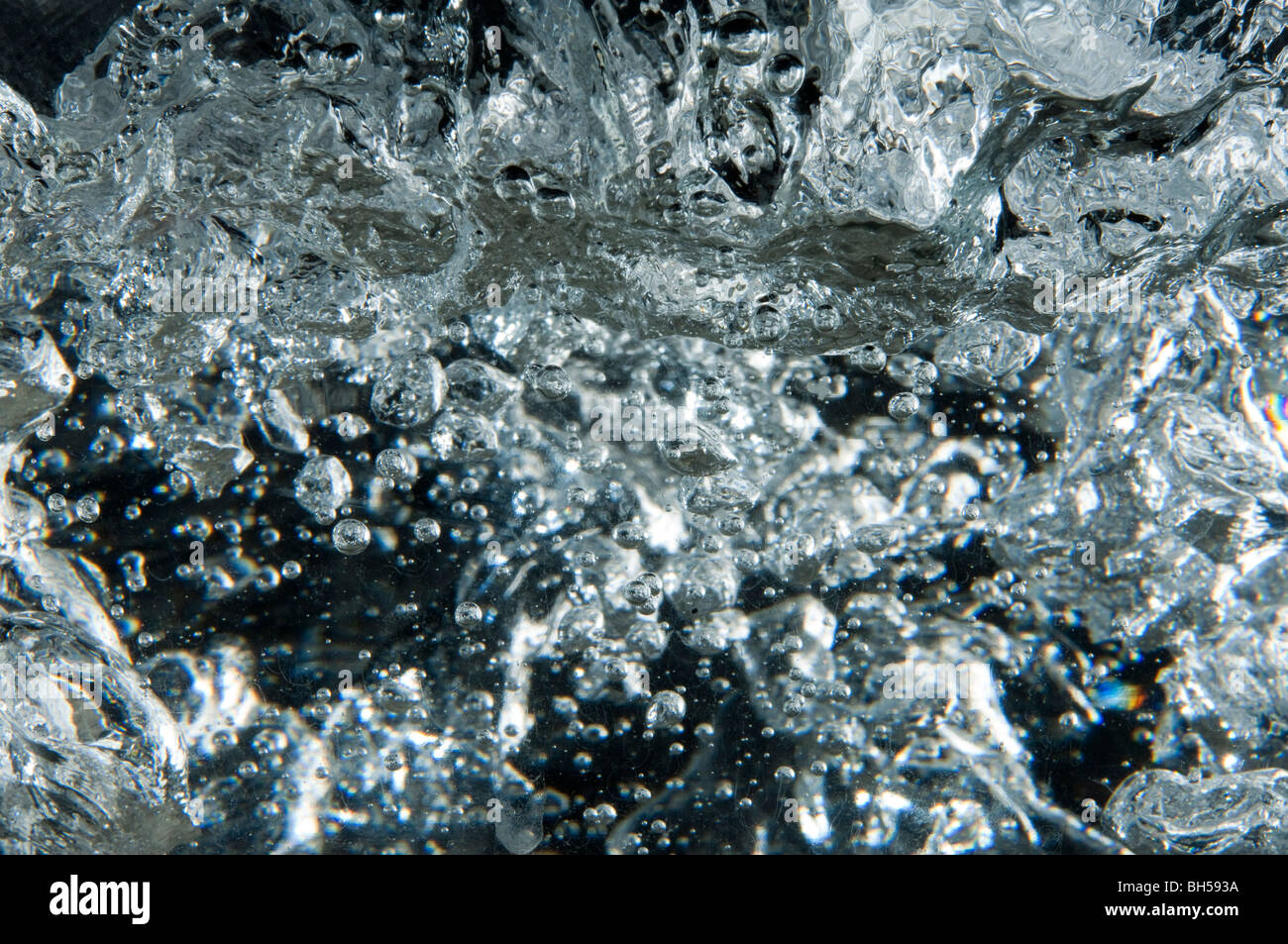 Wasser kocht in einem Glasbehälter Stockfoto