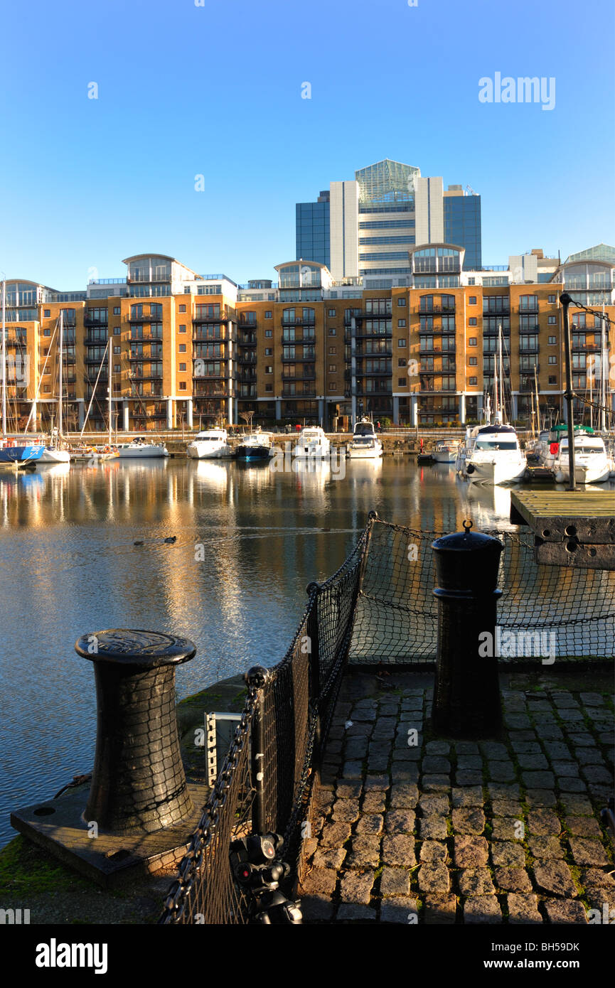 LONDON, Großbritannien - 03. JANUAR 2010: St Katharine's Dock, City of London Stockfoto