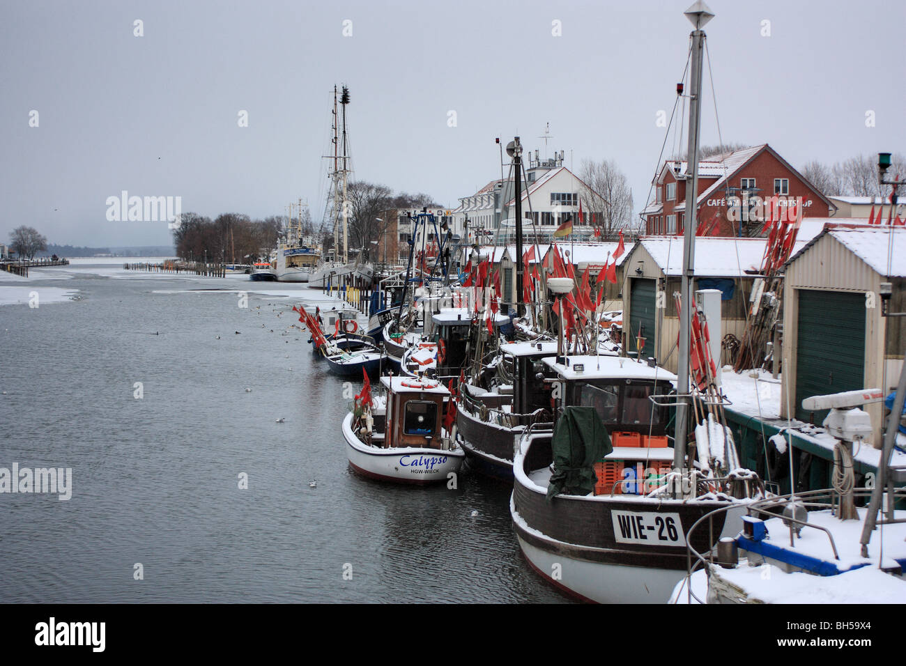 Fischerboote in einem kleinen Hafen an der Ostsee im Winter, Wieck, Greifswald, Deutschland Stockfoto