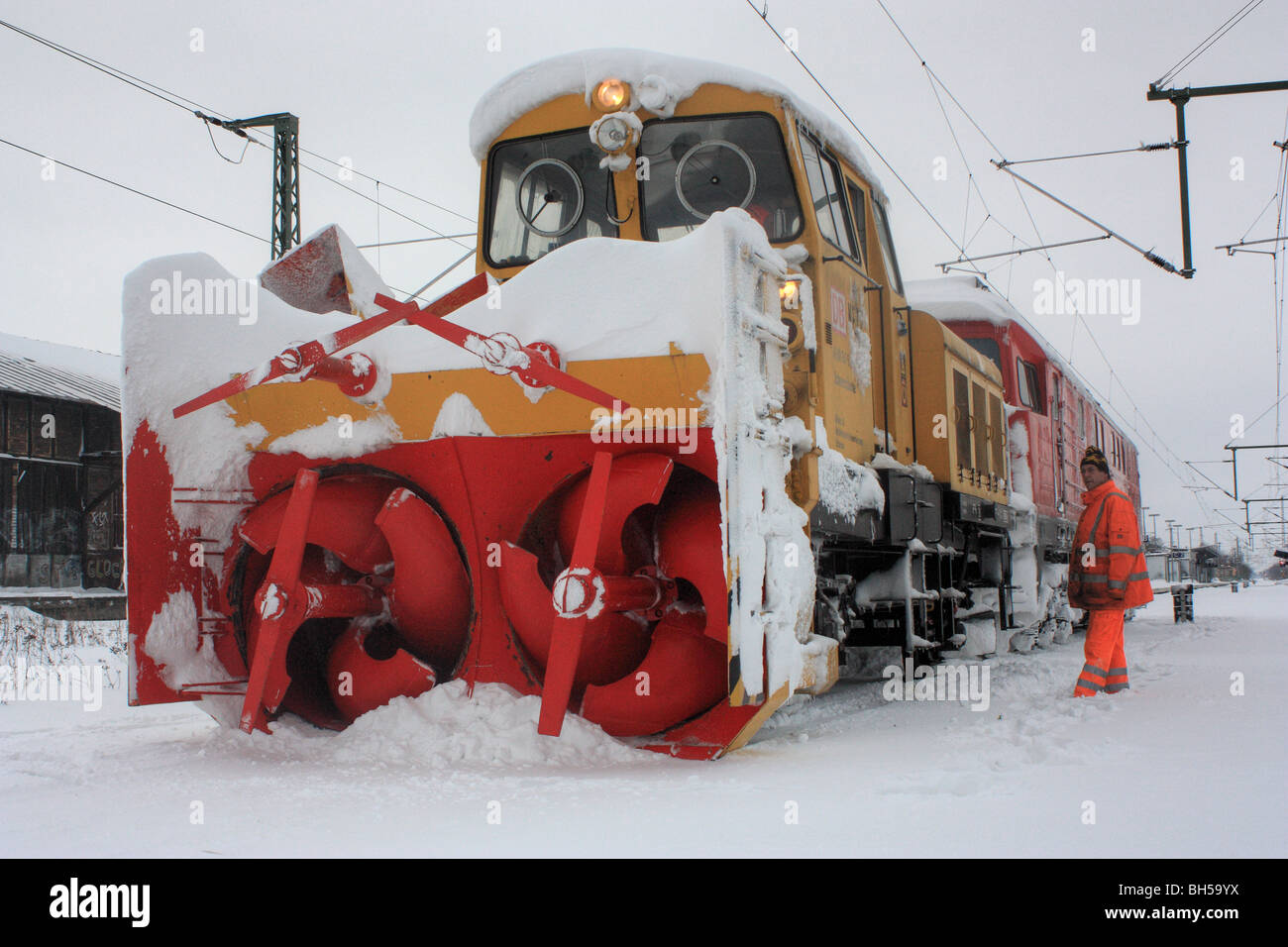 Eisenbahn Schneefräse Zug, DB Baureihe 716 Rotary Schneepflug, Norddeutschland im Winter Stockfoto