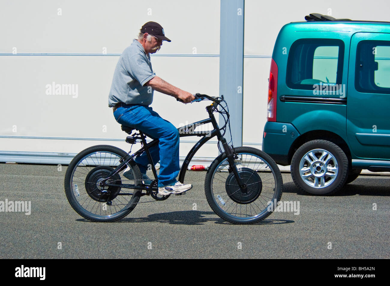 Mann reitet ein Gezeitenkraft-Elektro-Fahrrad Stockfoto