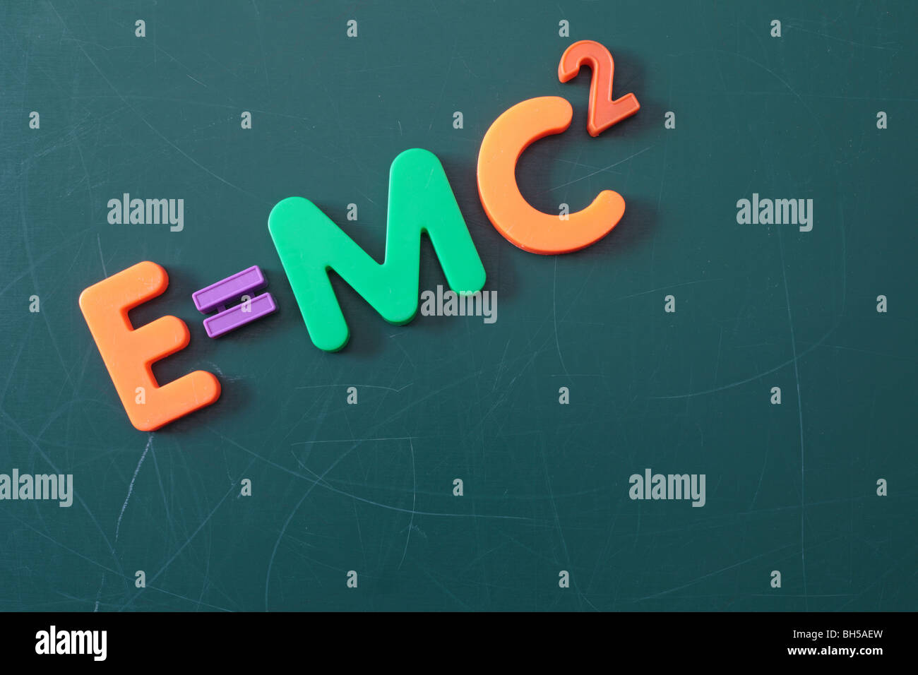 Die berühmte Relativitätstheorie gezeigt auf einer Tafel symbolisiert