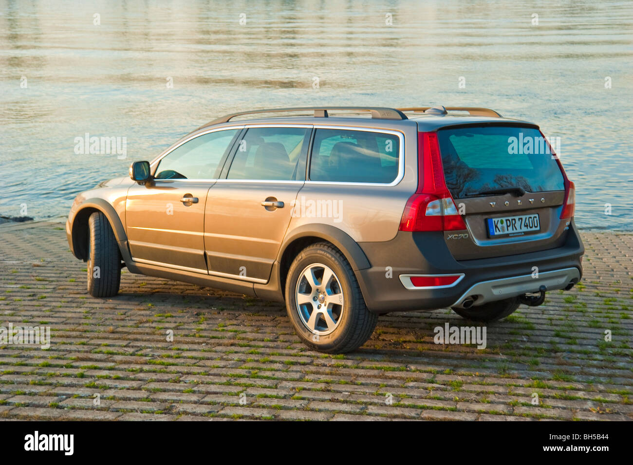 Rückseite und Seite anzeigen von Volvo XC 70 vier-Rad-Antrieb-Kombi am Rhein geparkt Stockfoto