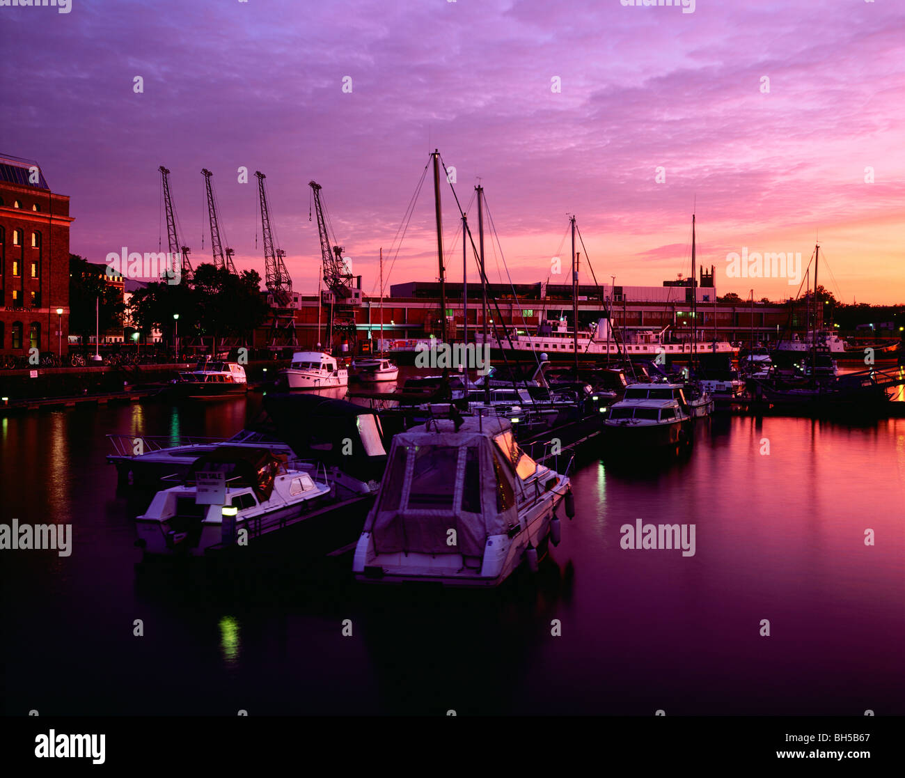 The Floating Harbour at St. Augustine's Reach in der City of Bristol at Dusk, Bristol, England. Stockfoto