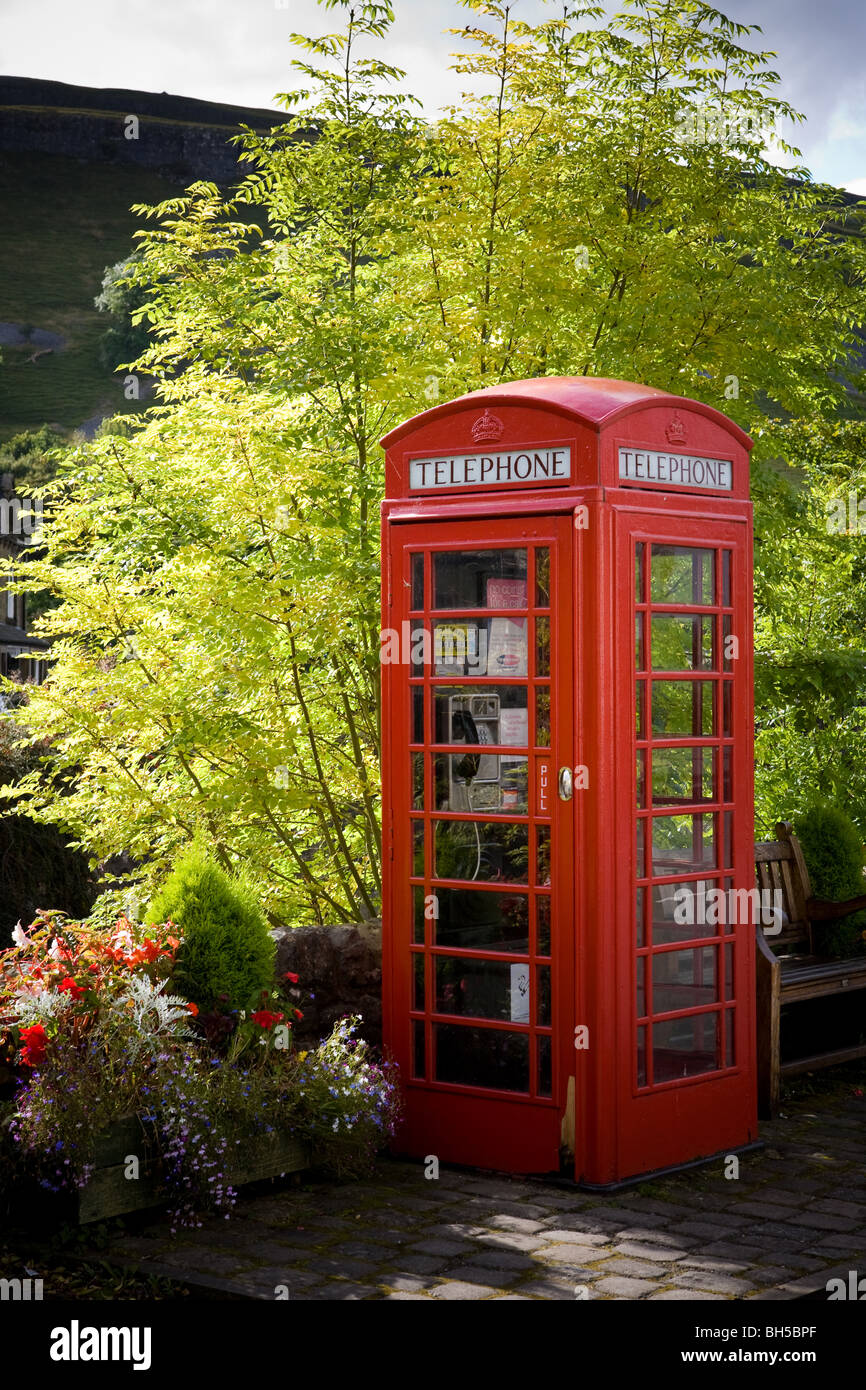 Rote Telefonzelle in Kettlewell, Yorkshire Dales, England Stockfoto