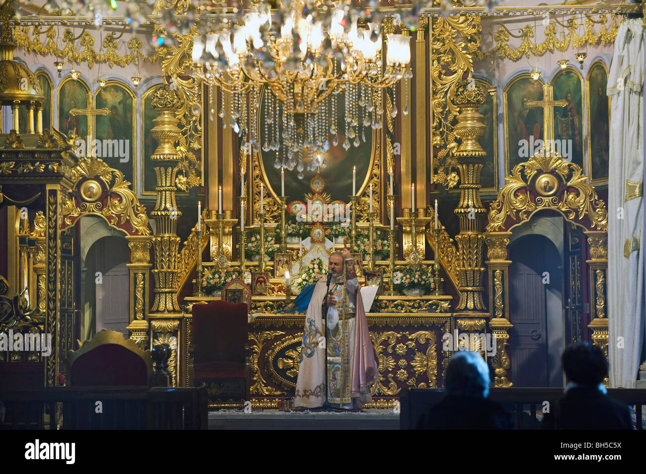 Das Feiern von Weihnachten am 6. Januar (Dreikönigstag) in Kumkapi Meryemana (Surp Asdvadzadzin) armenische Kirche Istanbul Türkei Stockfoto