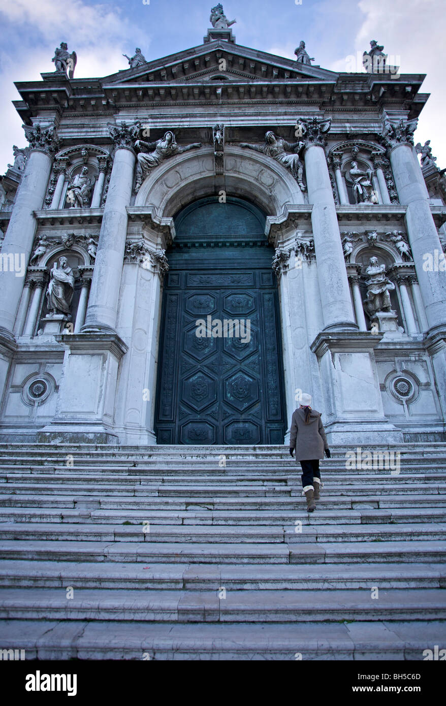 Ein Tourist steigt die Stufen von der beeindruckenden Santa Maria Della Salute, Venedig, Italien Stockfoto