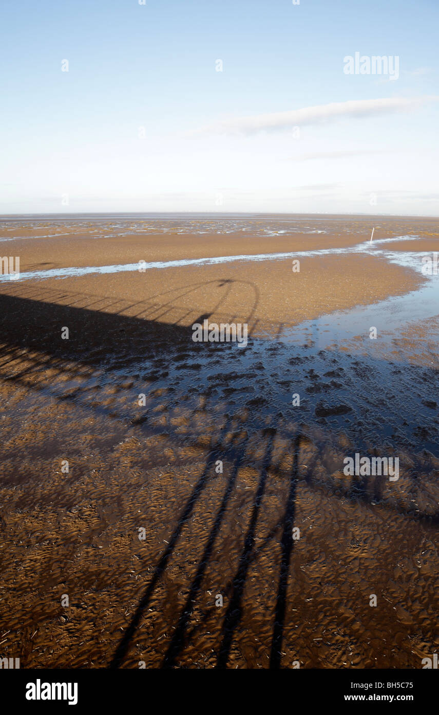 Schatten der Mole auf Sand Southport Sefton Merseyside uk Stockfoto