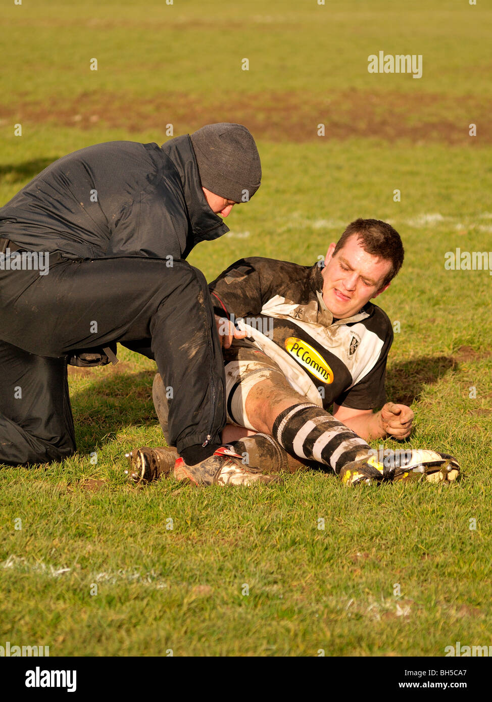 Medizinische Behandlung, Bude gegen North Petherton Rugby match, Cornwall Stockfoto