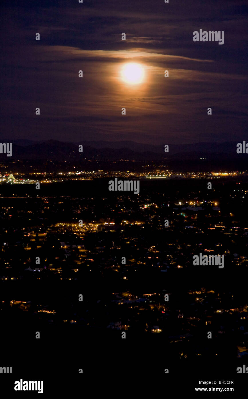 Full Moon rising über San Diego Stockfoto