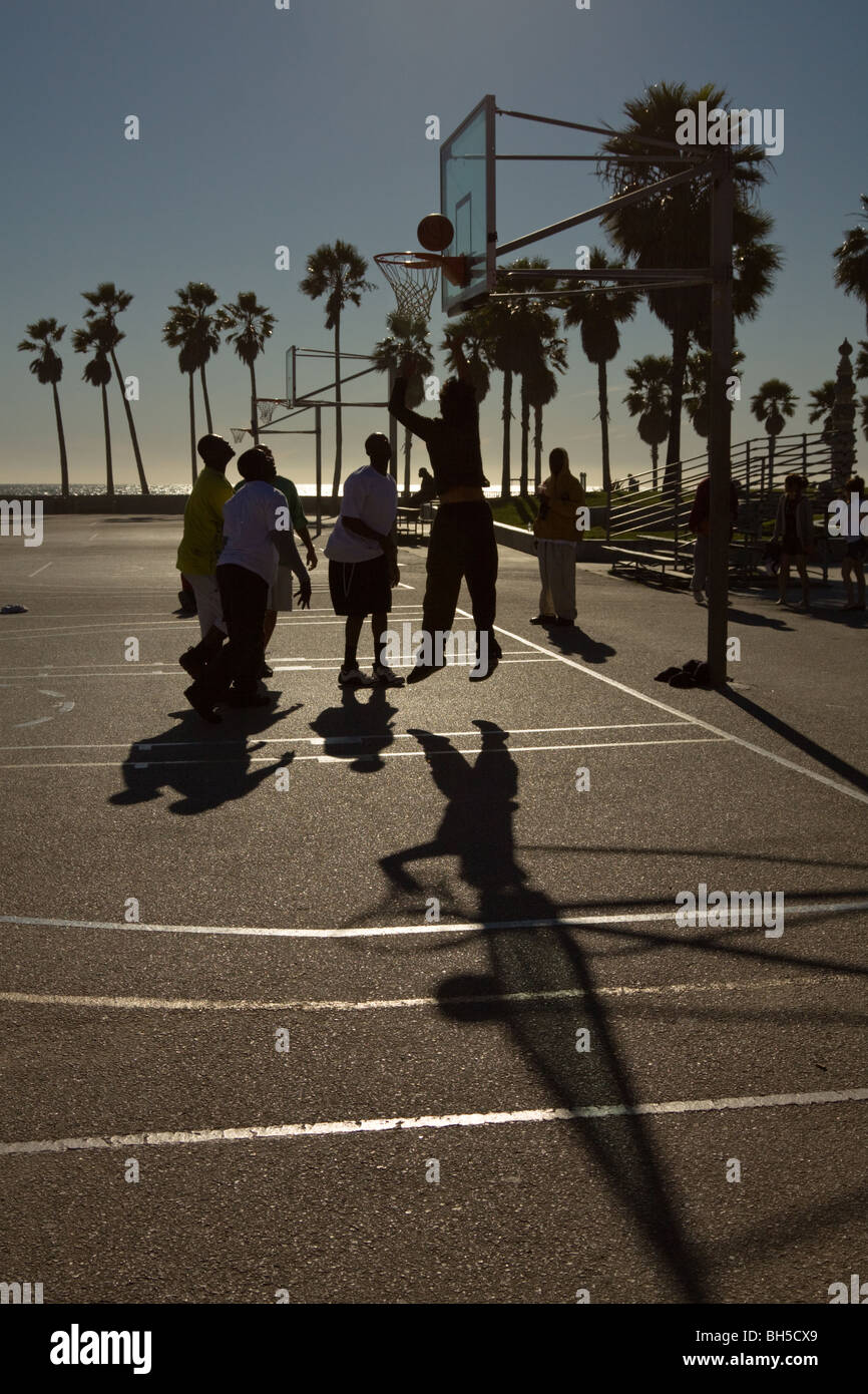 Männer Basketball spielen, an einem sonnigen Tag am Venice Beach, Los Angeles, Kalifornien, USA Stockfoto