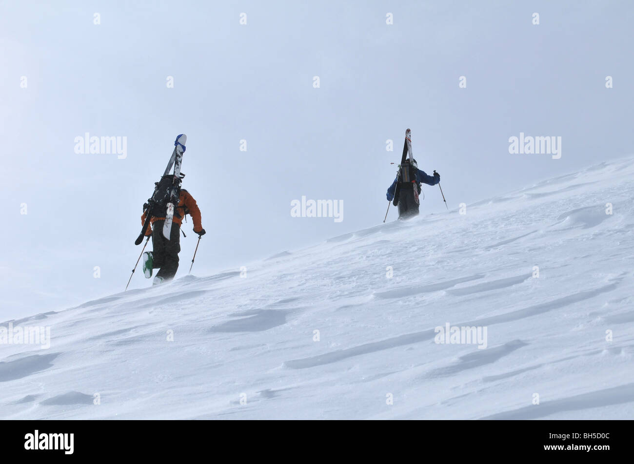 Zwei Backcountry Skifahrer Wandern zum Gipfel des Broken Top Mountain. Stockfoto