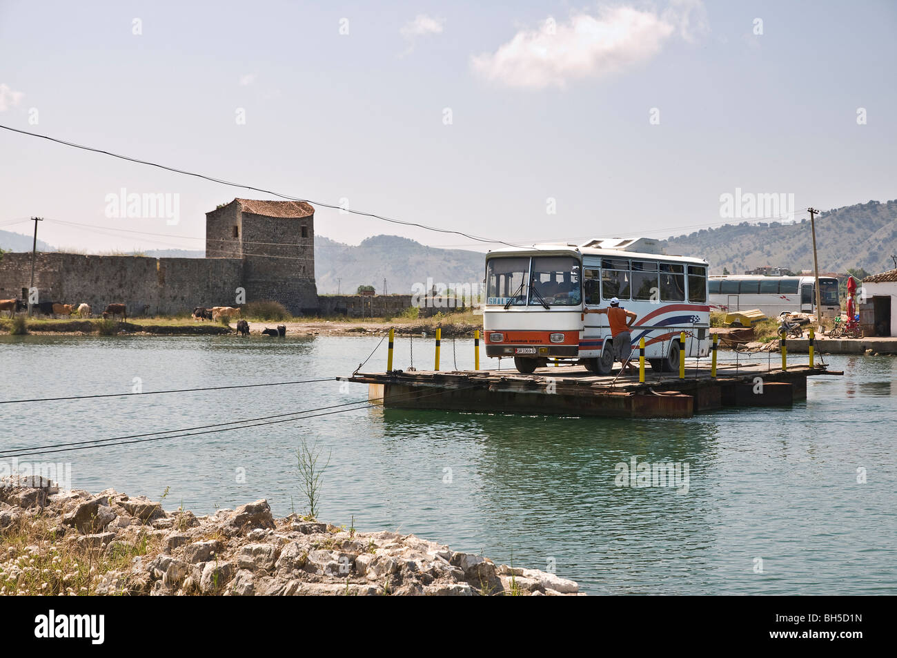 Eine Seilfähre über den Vivari-Kanal bei Butrint in Südalbanien. Im Hintergrund ist der venezianische dreieckigen Turm. Stockfoto