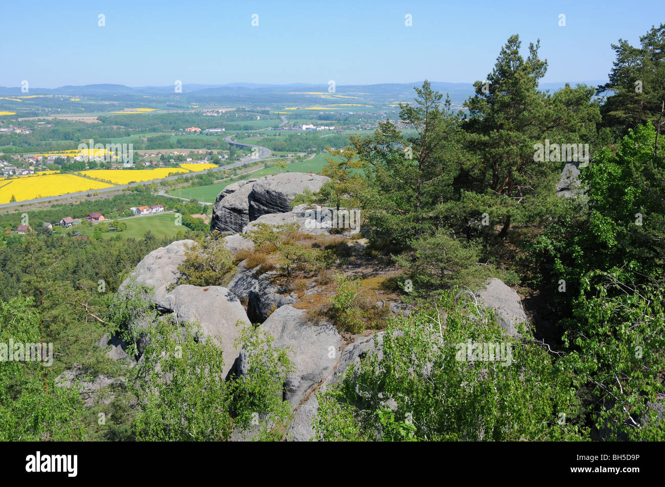 Ansicht des Böhmischen Paradieses von der Spitze des Felsen zwischen Drabske Svetnicky und Krasna Vyhlidka. Stockfoto
