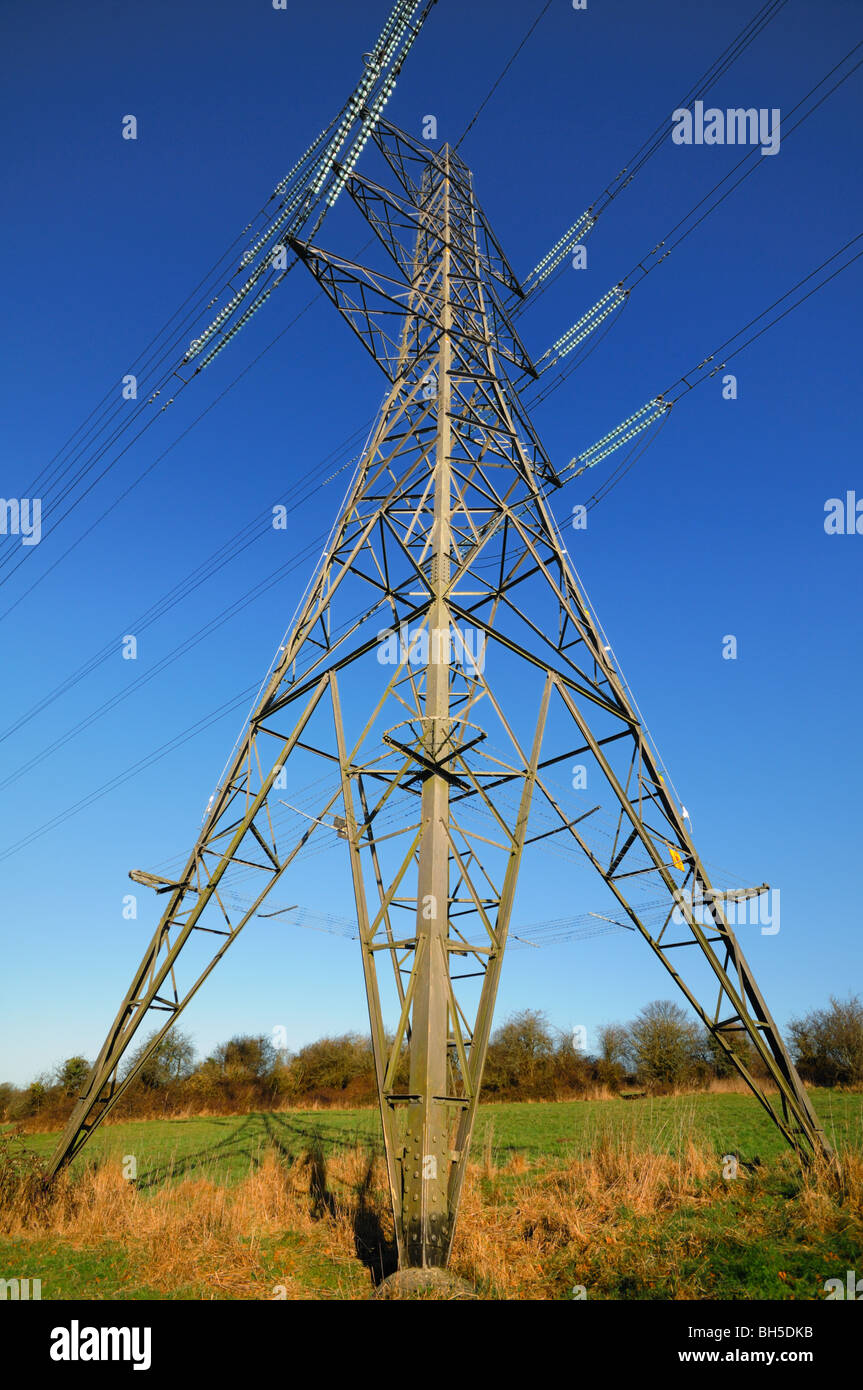 UK National Grid Strommast mit perfekten blauen Himmel stehend in einem ländlichen Gebiet in England Stockfoto