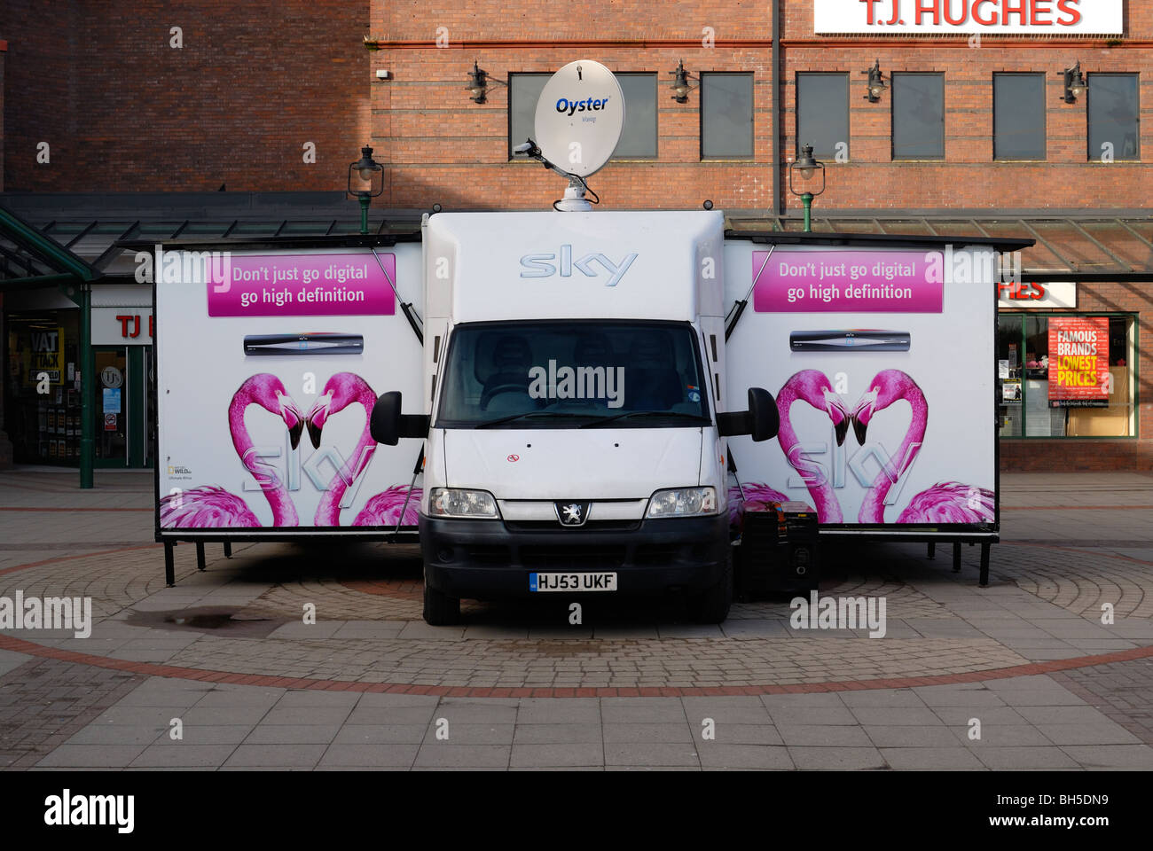 Sky TV Demonstrations- und Rekrutierung van geparkt in Widnes, Cheshire, um neue Kunden auf ihre digitalen TV-Serv zu gewinnen Stockfoto Sky TV Demonstrations- und Rekrutierung van geparkt in Widnes, Cheshire, um neue Kunden auf ihre digitalen TV-Serv zu gewinnen Stockfoto