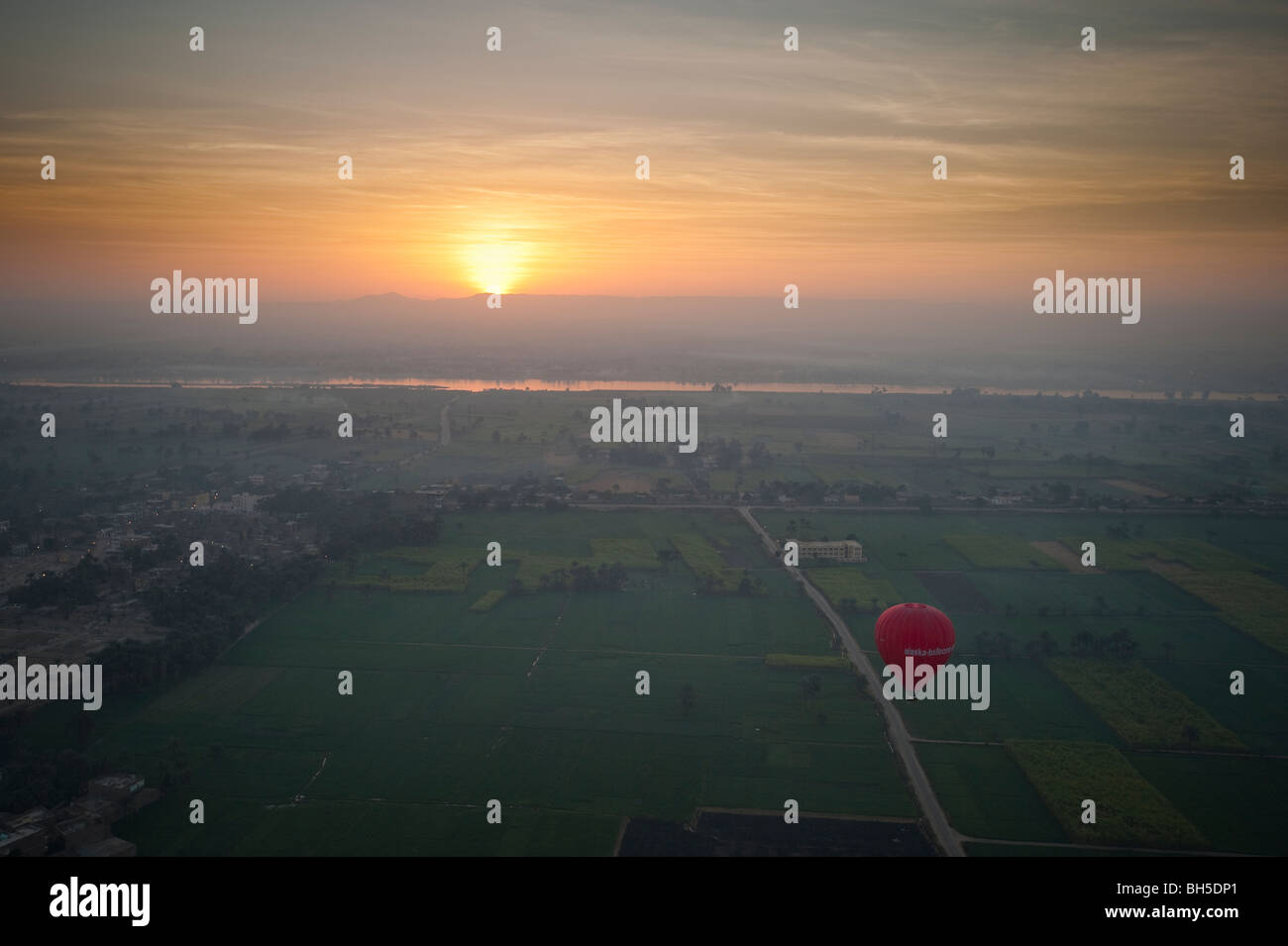 Heißluft-Ballonfahrt in der Nähe von Tal der Könige, Luxor, Ägypten, Afrika Stockfoto