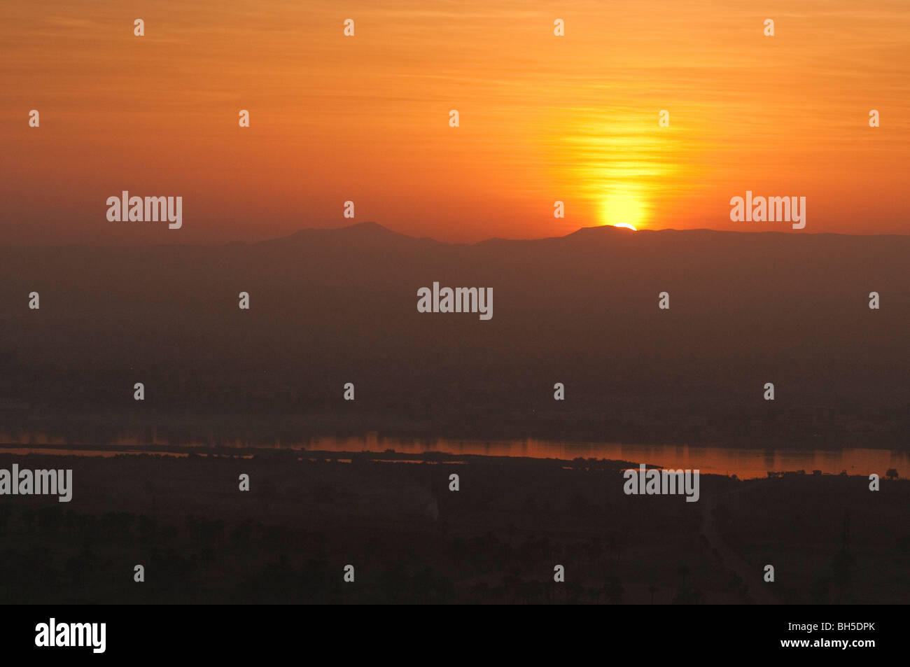 Heißluft-Ballonfahrt in der Nähe von Tal der Könige, Luxor, Ägypten, Afrika Stockfoto