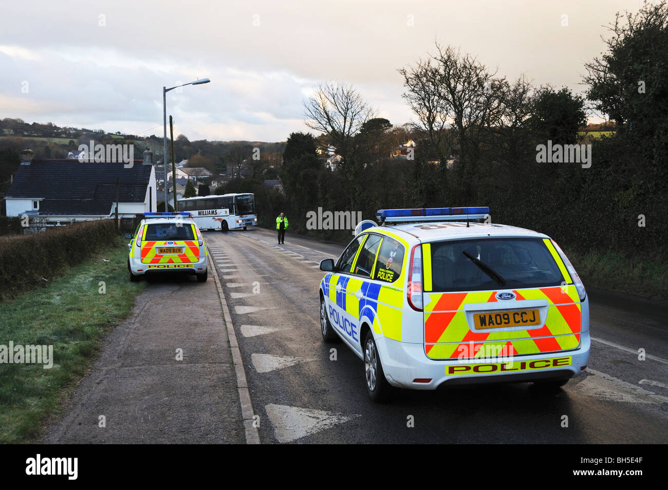 Polizeiautos machen eine Straßensperre wegen einem Verkehrsunfall in der Ortschaft Chacewater in Cornwall, Großbritannien Stockfoto