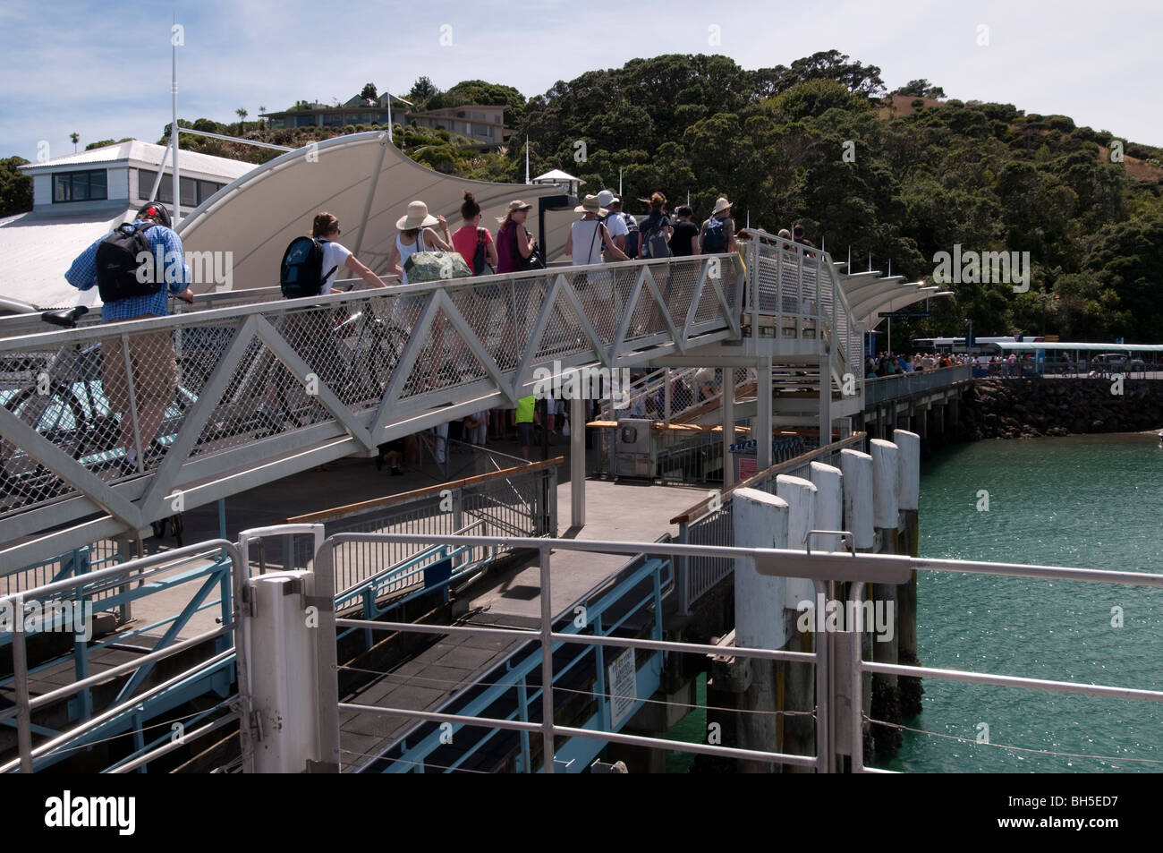 Menschen, die zu Fuß über Metallbrücke vom Schiff nach Waiheke island Stockfoto