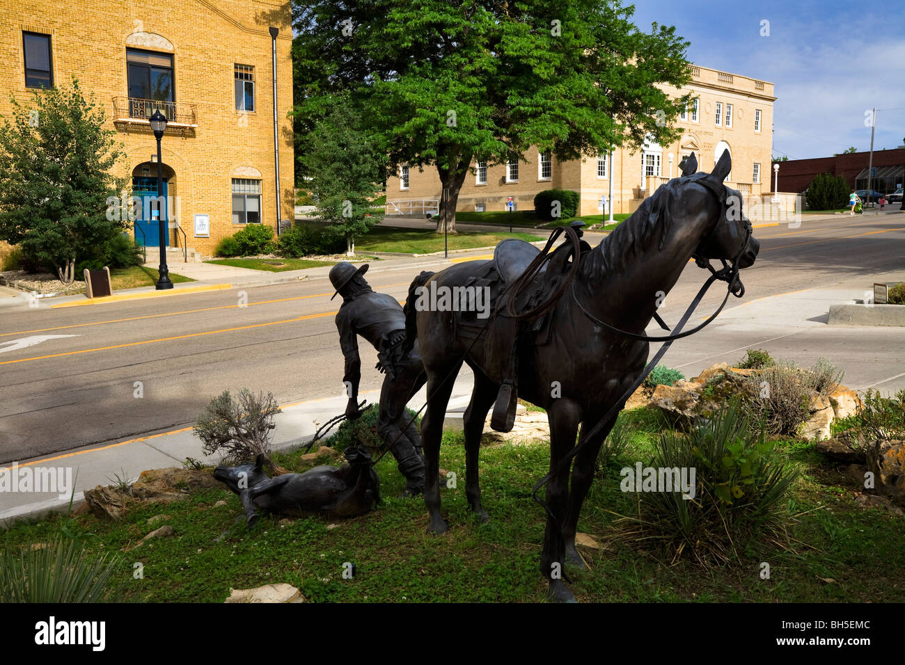 Statue von Cowboy und Pferd roping Kalb, Buffalo, Wyoming, USA. Vertreter des Johnson County Cattle Krieges 1892 Stockfoto
