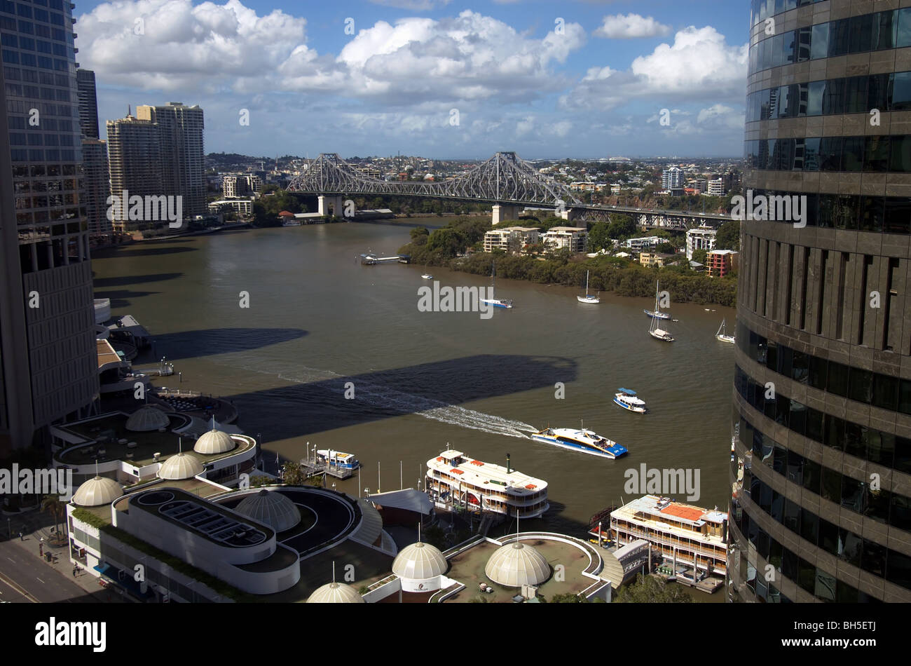 Boote auf dem Brisbane River in der Nähe der Etagen-Brücke, Stadt Brisbane, Queensland, Australien. Keine PR Stockfoto