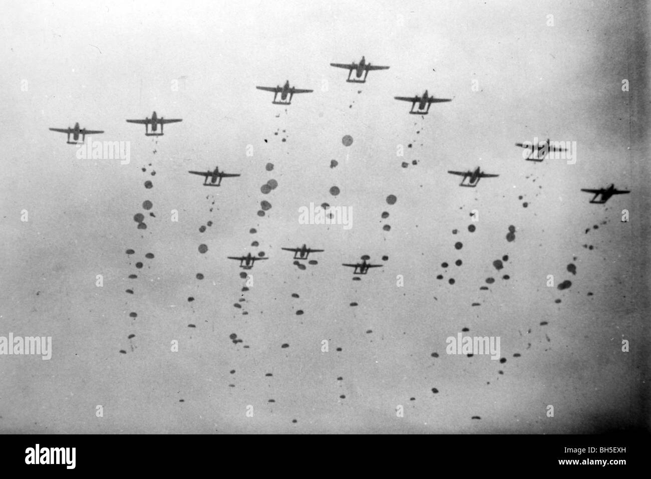 Drop von C-119 Flugzeug in die Sukchon, die Falle auszufüllen und ein Schlüssel auf den Plan, Krieg in Nordkorea zu beenden ist. Krieg fliegen Stockfoto