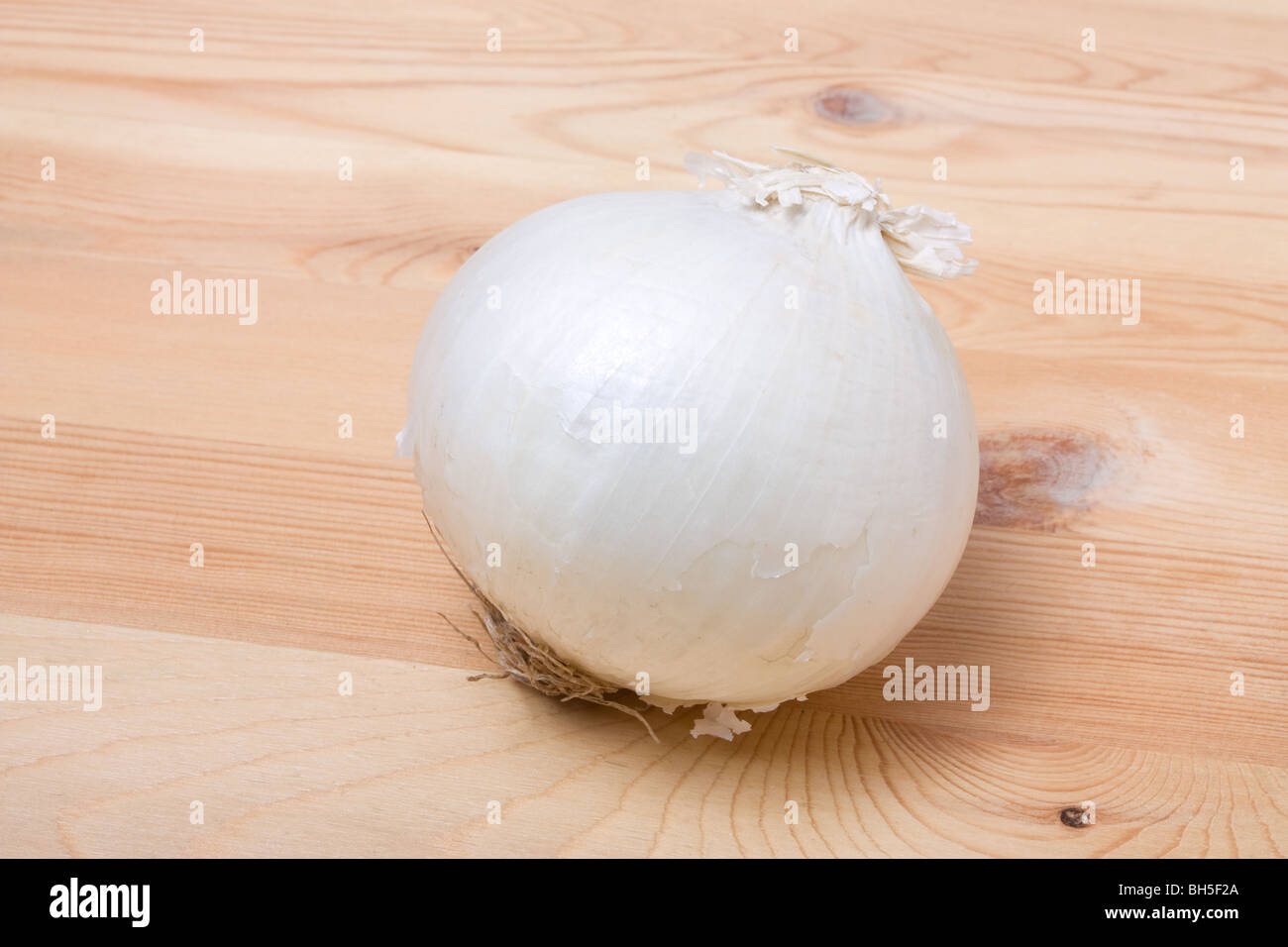 Natürliche milde weiße Zwiebel hölzernen Hintergrund isoliert. Stockfoto