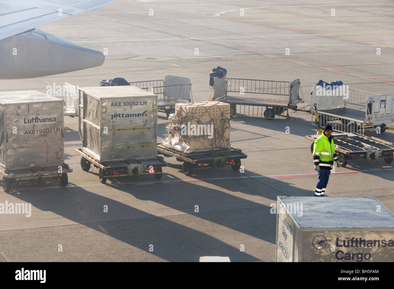 Luftfahrt. Bodenpersonal am Frankfurter Flughafen FRA Umgang mit Lufthansa und Jettainer AKE LD3 ULD Container und Paletten. Stockfoto