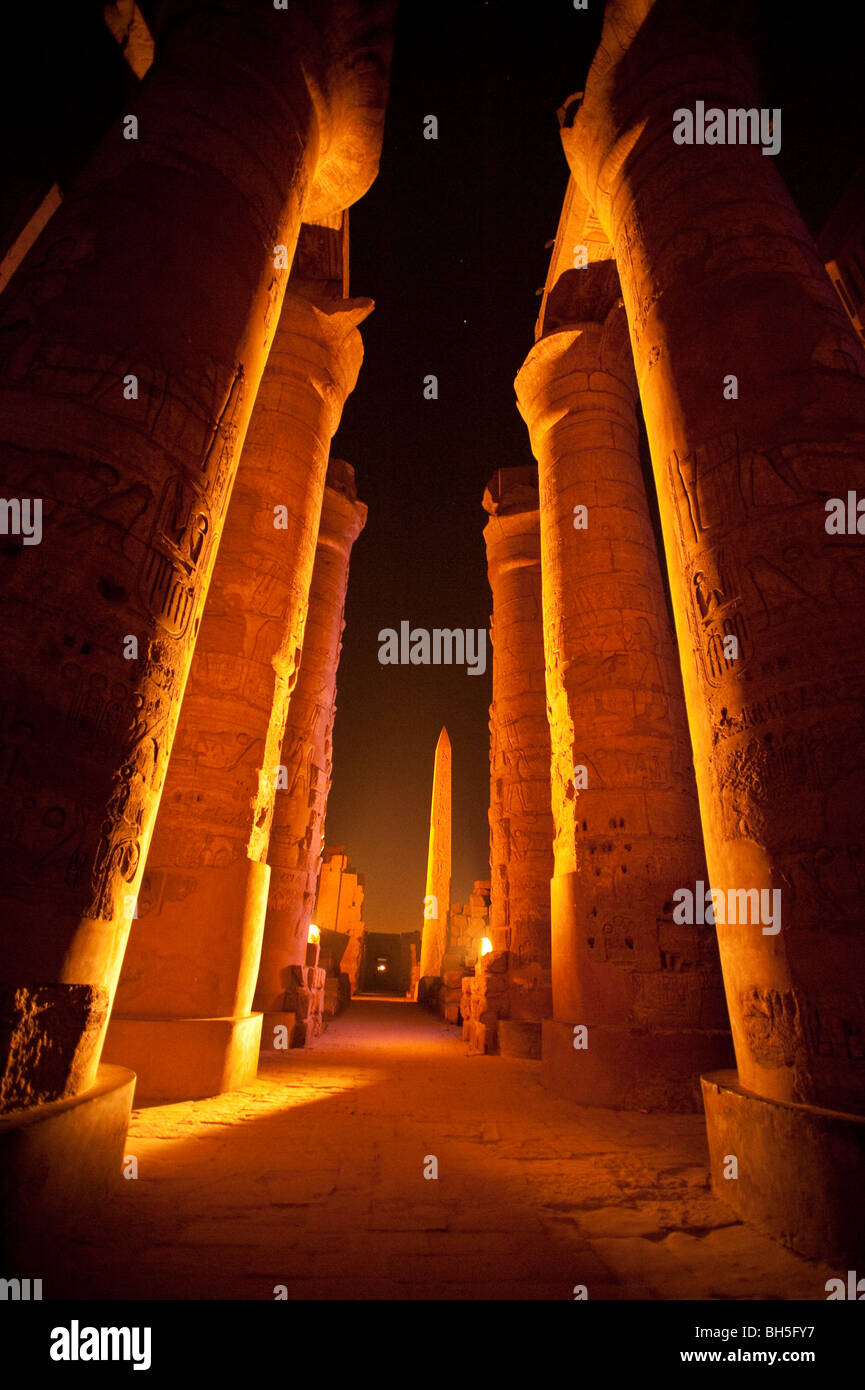 Nachtprogramm Beleuchtung im Tempel von Karnak in Luxor, Ägypten, Afrika Stockfoto