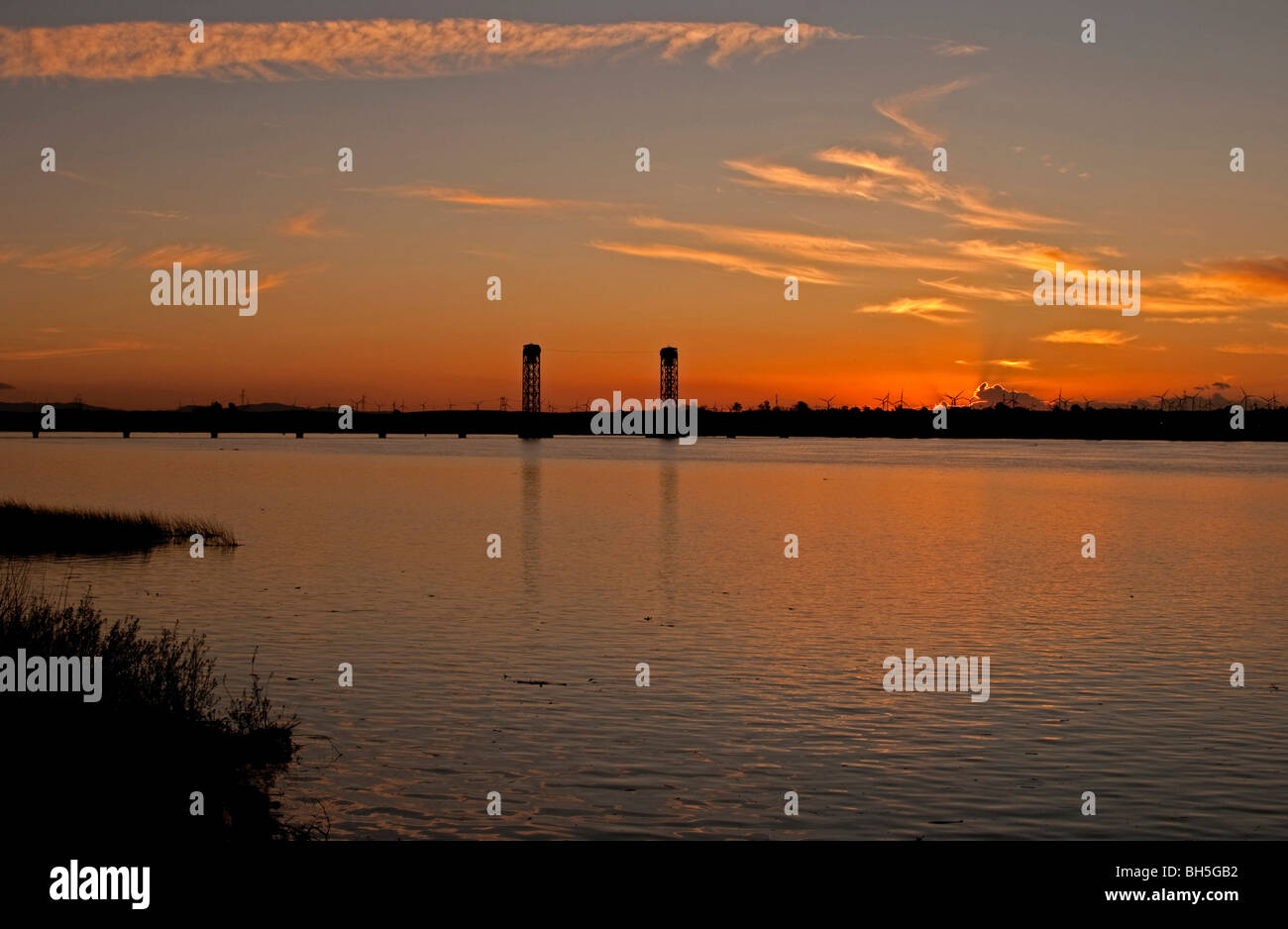 Rio Vista Brücke über den Sacramento River bei Sonnenuntergang im Januar 2010. Die nächste Stadt ist Rio Vista, Kalifornien. Stockfoto