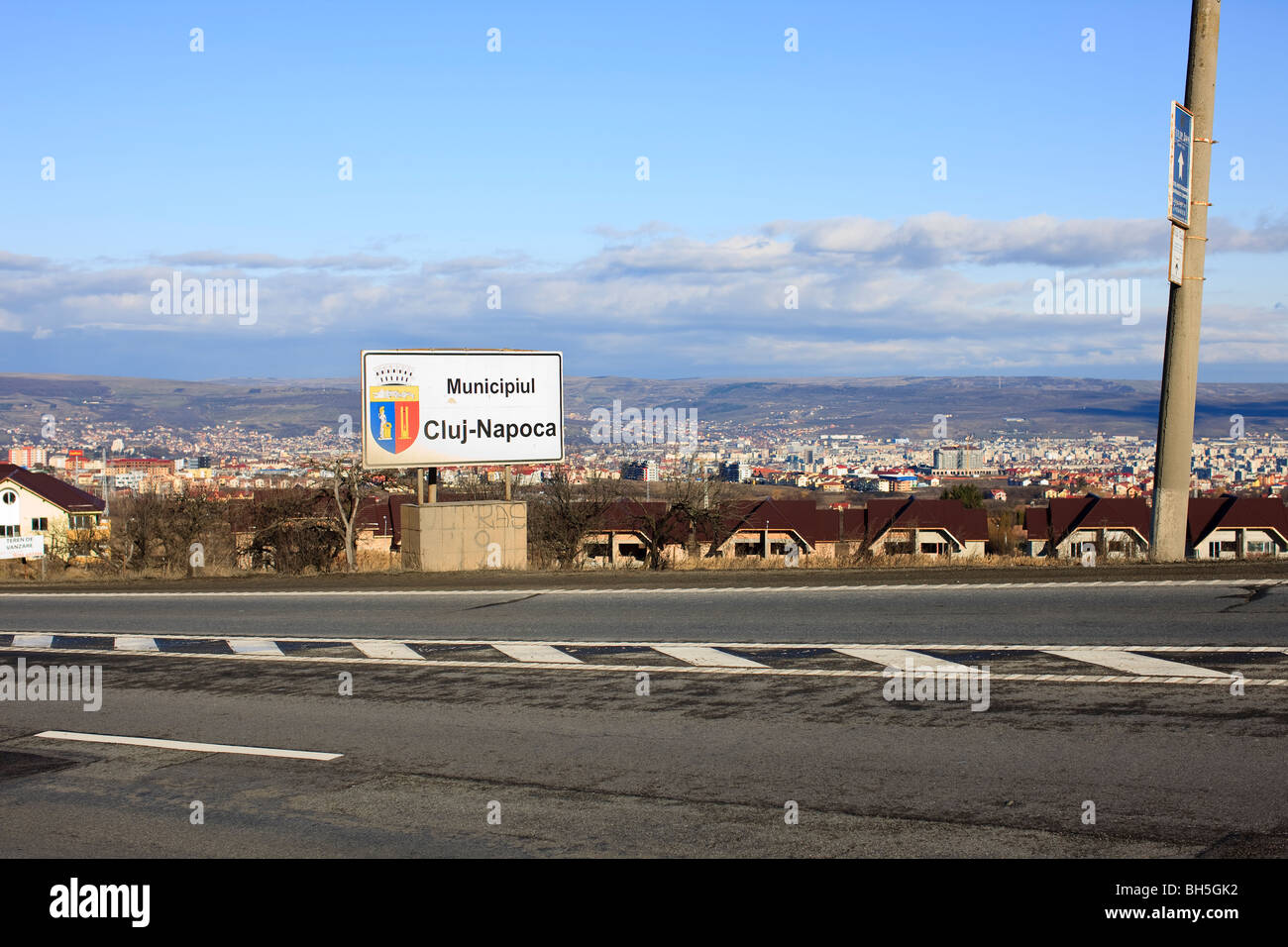 Cluj-Napoca Stadt schränkt ein Schild mit der Stadt im Hintergrund. Stockfoto