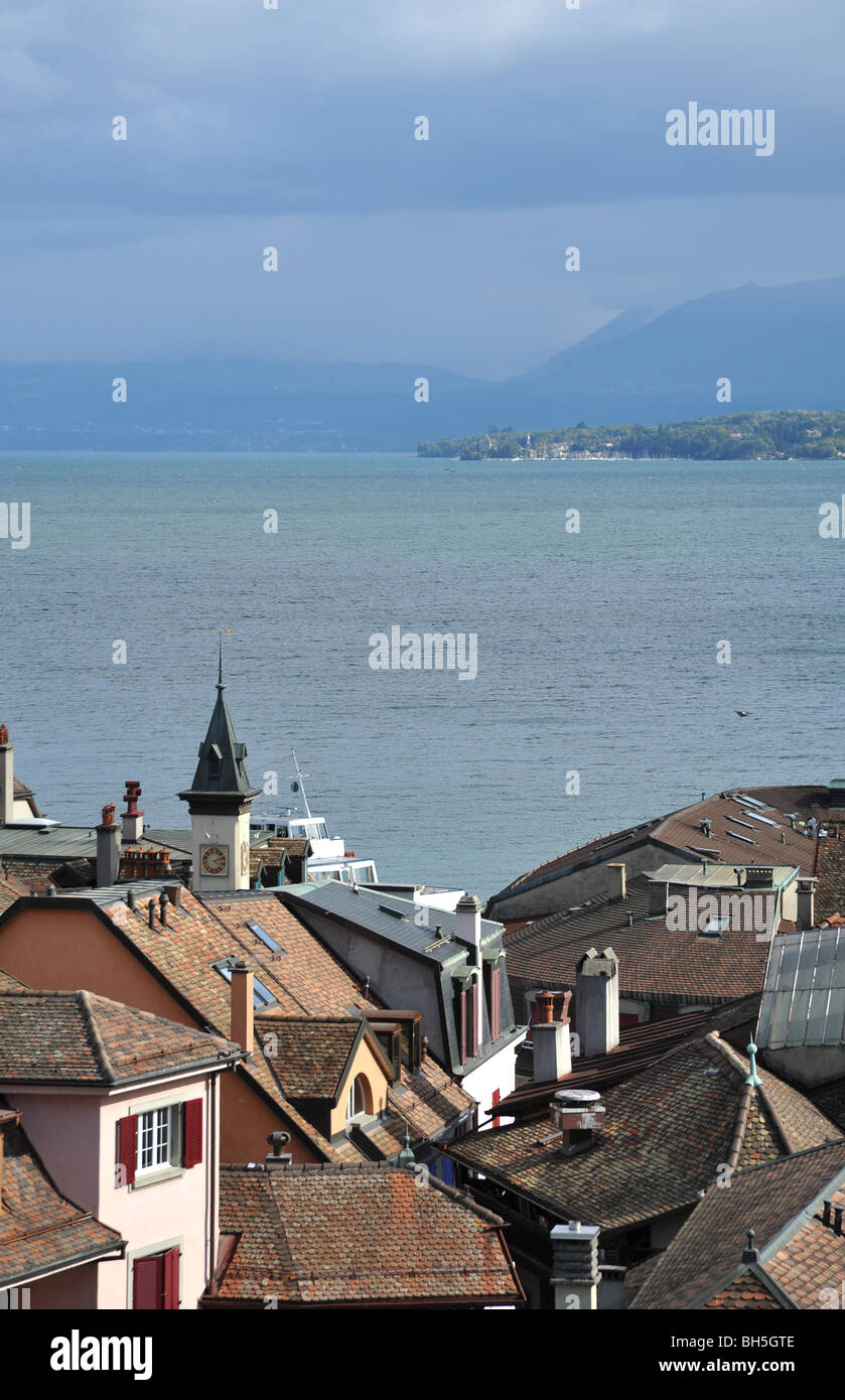 Dächer von den Häusern und Gebäuden der Stadt Nyon am Ufer des Genfer Sees, Waadt, Schweiz Stockfoto