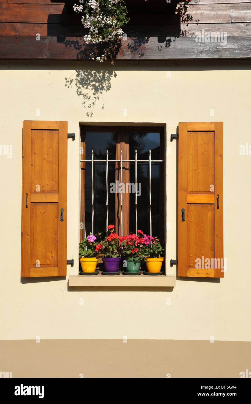 Dekorative Übertöpfe attraktiv auf ein Fensterbrett gelegt. Bild wurde aufgenommen bei Servoz in der Haute Savoie Region der französischen R Stockfoto