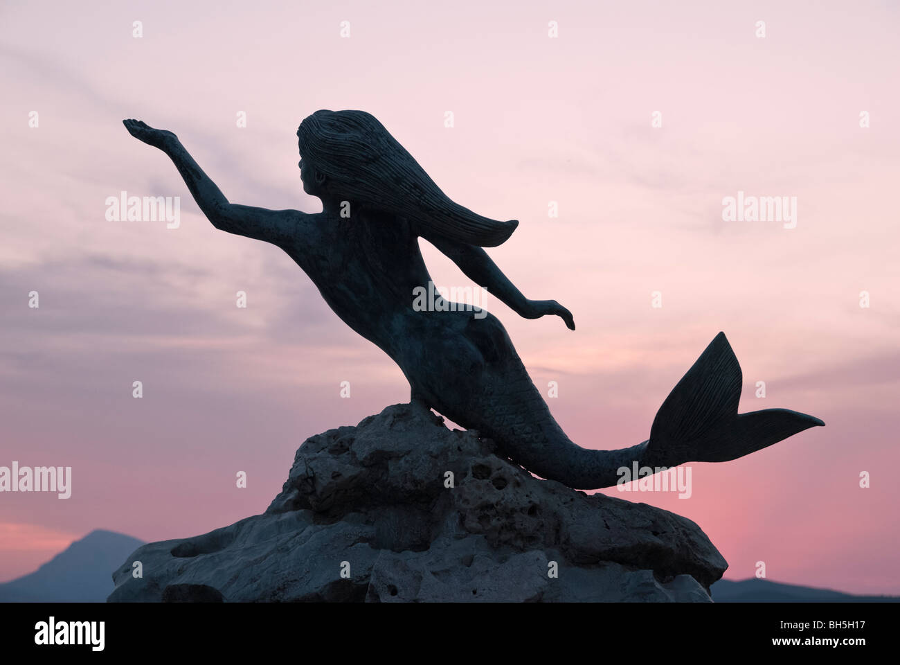 Meerjungfrau Statue Brunnen an der Uferpromenade des Poros-Stadt, Insel Poros, Griechenland Stockfoto