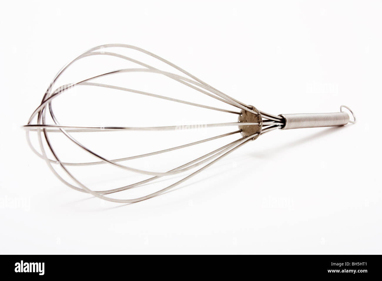 Edelstahl-Chef Schneebesen auf weißen Hintergrund isoliert. Stockfoto