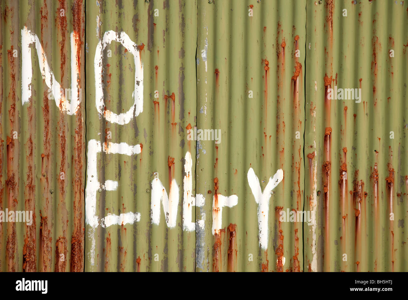 Gewellte Metall-Zaun mit No Entry Zeichen Stockfoto