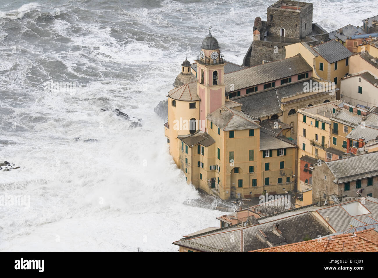 Seesturm in Camogli, berühmte Kleinstadt in der Nähe von Genua, Italien Stockfoto