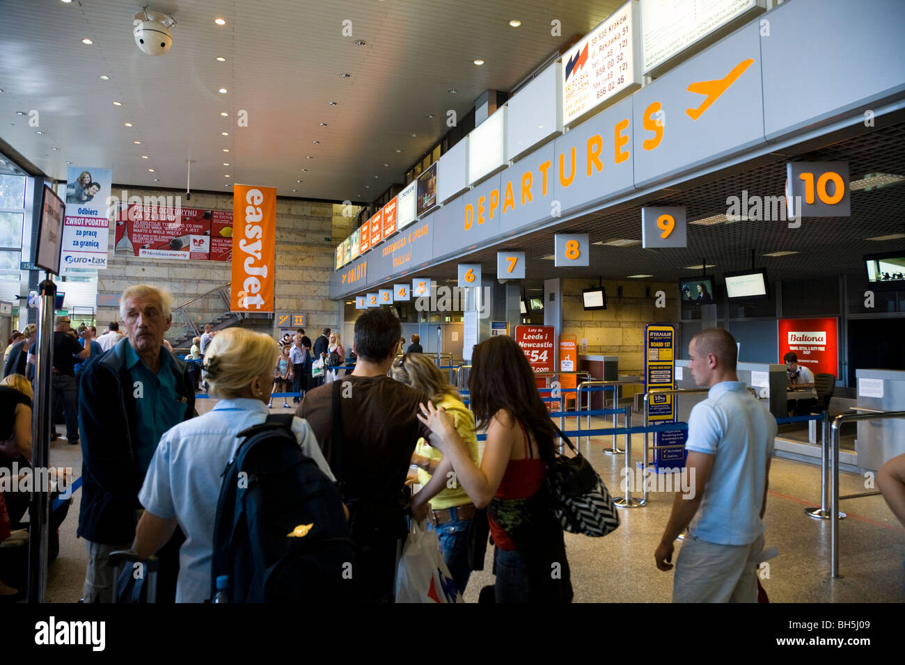 Abfliegende Passagiere Warteschlange Abfahrten Check-in - Halle für Check-in am Flughafen Krakau (Balice) Krakau, Polen. Stockfoto